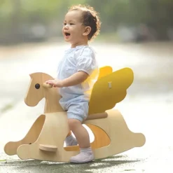 Plan Toys Pegaso Mecedora - ^ Escalas