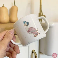 Petit Jour Taza Con Dos Asas Y Pico Extraible Pierre Rabbit Blanca - ^ Una Mesa