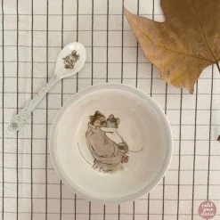 Petit Jour Tazon De Succion Con Cuchara Ernest Y Celestine - ^ Una Mesa