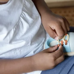 Plan Toys Zapato Con Cordones Tendresse - ^ Aprender Divirtiéndose